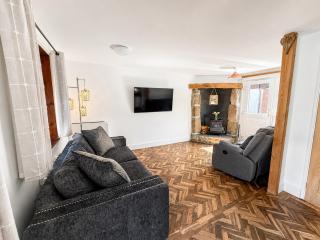 Charming & Spacious Holiday Home - 9