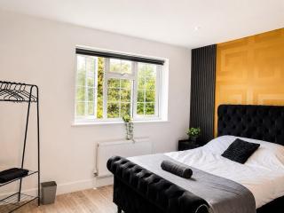 ST12 Canterbury En-suite Room, Shared kitchen, Parking , WIFI, TV, Contractor, - 9