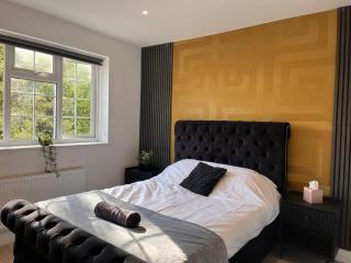 ST12 Canterbury En-suite Room, Shared kitchen, Parking , WIFI, TV, Contractor, - 1