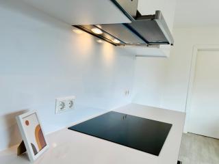 Modern Apartment with Balcony & Free Parking - 6