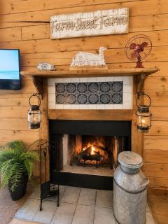 Branson Hideaway, Cozy Cabin, Fireplace & Relaxation - 3