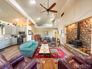 Summit Pines Hideaway - Amazing Mountain Views! - 4