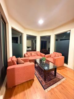 RockCliff Resort - 4Bedroom Apartment at Kashmir Point - 5 Min to GPO - 5