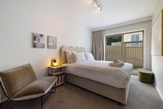 Newly renovated townhouse 4 minute walk to town - 6