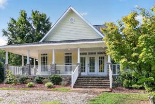 Cozy Hunter's Retreat Wraparound Porch Fireplace - 0