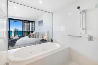 Circle on Cavill - 2BR Ocean View - Spa- Games Room - Free Parking - 7