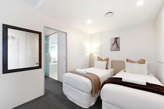 Circle on Cavill - 2BR Ocean View - Spa- Games Room - Free Parking - 3