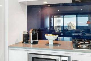 Circle on Cavill - 2BR Ocean View - Spa- Games Room - Free Parking - 4