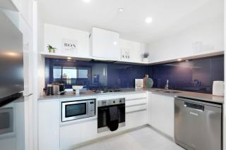 Circle on Cavill - 2BR Ocean View - Spa- Games Room - Free Parking - 2