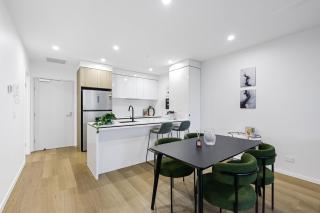 2BR River Front View - Balcony - Parking - Pool & Gym, Surfers Paradise - 4