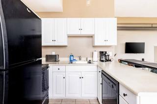 Downtown 2BR/2BA Free Parking + Gym & Sauna - 1