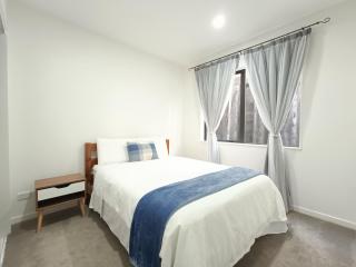 Private 2-Bedroom Guest Suite in The Gardens - 7