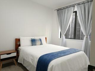 Private 2-Bedroom Guest Suite in The Gardens - 6
