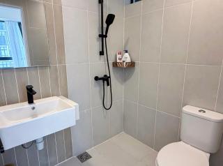 3 Bedroom Apartment With Pool View - 9