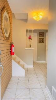 4 BR House Toronto near TTC Sleeps 4-8 STR - 4