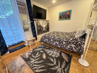 Montreal Hideaway in a Residential area - 5