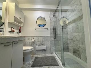 Montreal Hideaway in a Residential area - 8