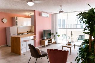 Sleeps 5 Heart of Surfers Paradise - 1