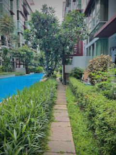 Bright Condo Near MRT Si Kritha with Pool & Workspace - 0