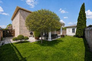 Lower-Level Classic House in Richmond Hill - 2