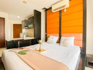 Cozy and Tidy Studio Apartment Mangga Dua Residence By Travelio - 4