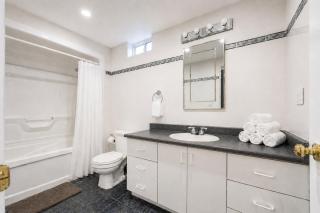 Lower-Level Classic House in Richmond Hill - 3