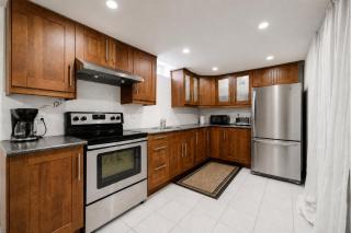 Lower-Level Classic House in Richmond Hill - 4