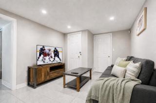 Lower-Level Classic House in Richmond Hill - 4
