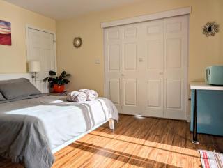 Independent Suite in Friendly Family Home, Convenient Location - 8