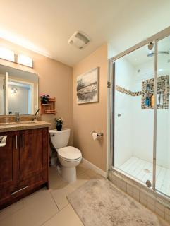 Independent Suite in Friendly Family Home, Convenient Location - 3