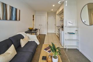 Cosy 1 Bed Apartment in Lighter Quay with Parking - 2