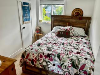 Beautiful Vancouver Cedar Cottage House - 3