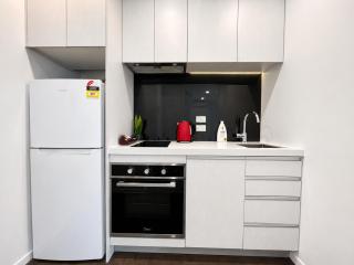 Spacious CBD Studio with AC and Skyline Window Views P141 - 5