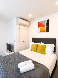 Spacious CBD Studio with AC and Skyline Window Views P141 - 1