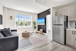 Cozy 2BR SoBe Pad Just a Block to the Beach 303 - 7