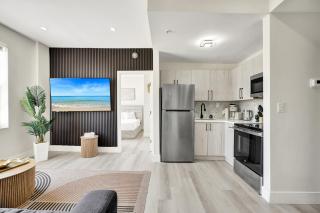 Cozy 2BR SoBe Pad Just a Block to the Beach 303 - 4