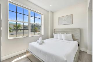 Cozy 2BR SoBe Pad Just a Block to the Beach 303 - 1