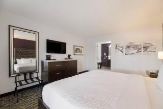Clarion Inn & Suites Across From Universal Orlando Resort - 3