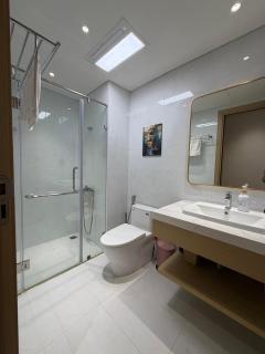 Luxury Ensuite with Beautiful City View of HP - 8