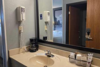 Super 8 by Wyndham Cloverdale IN - 1