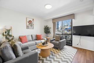 Urban Serenity 2 Bedroom Apt with Stunning Views - 8