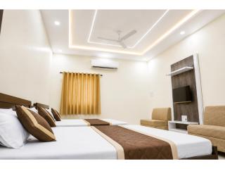 The Mahakal Comfort Haven Hotel Jag Laxmi - Near Mahakaleshwar Jyotirlinga Ujjain ! AC Rooms, Family Stay, Wi-Fi, Parking & 24x7 Guest Assistance - 2