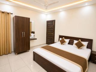 The Mahakal Comfort Haven Hotel Jag Laxmi - Near Mahakaleshwar Jyotirlinga Ujjain ! AC Rooms, Family Stay, Wi-Fi, Parking & 24x7 Guest Assistance - 1