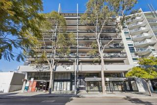 East Perth 2BR Flat with Sauna & Gym Access - 9