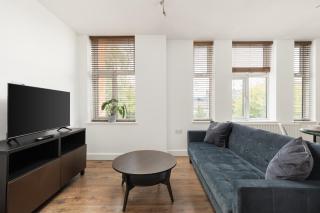 Delightful 2BR, 1 Min to Lower Sydenham - 0