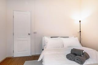 Private 6-Bedroom House for 12 Guests near BTS & Airport Rail Link - 4
