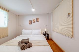 Private 6-Bedroom House for 12 Guests near BTS & Airport Rail Link - 1