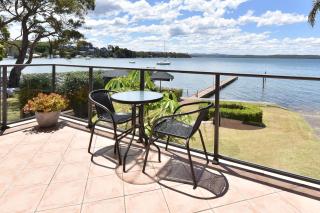Baywatch Waterfront Lake Retreat with Private Jetty at Silverwater Lake Macqaurie - 4