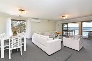 Baywatch Waterfront Lake Retreat with Private Jetty at Silverwater Lake Macqaurie - 3