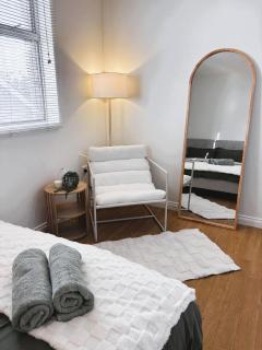 Self Contained - 3 Bedroom Corporate Apartment - 4